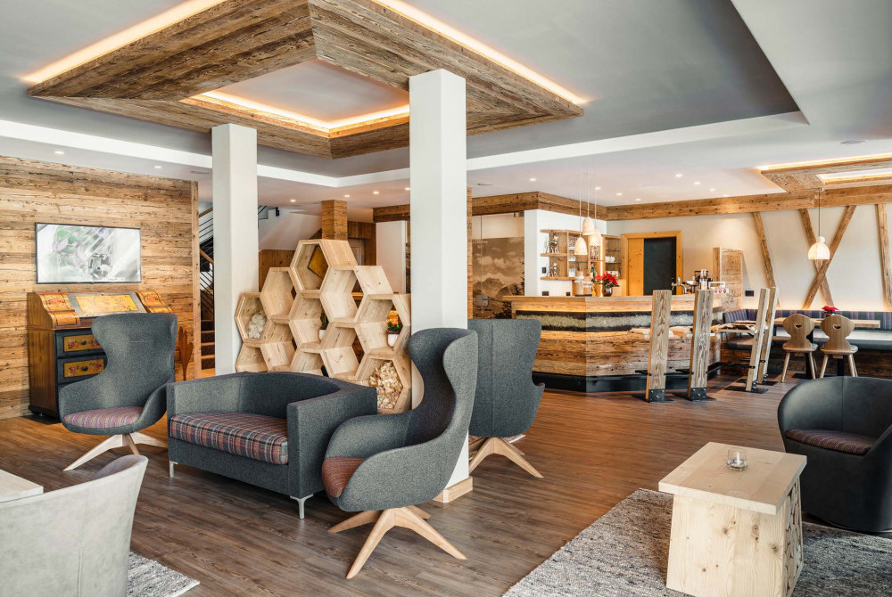 Rezeption im Chalet-Stil im Farmhouse Plang in San Cassiano, Dolomiten.