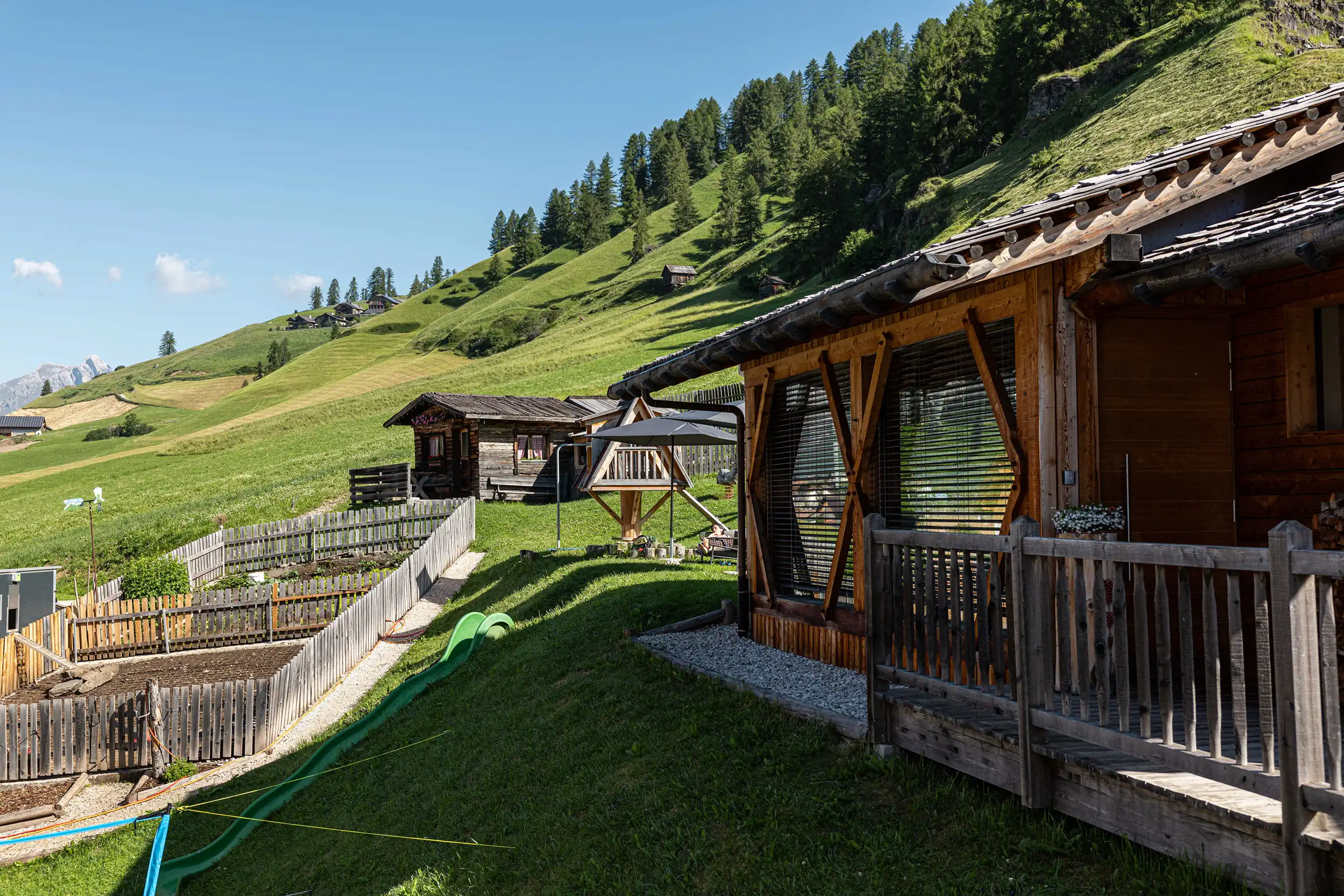 Farmhouse Plang Apartments umgeben von grüner Natur und ruhiger Landschaft in Südtirol.