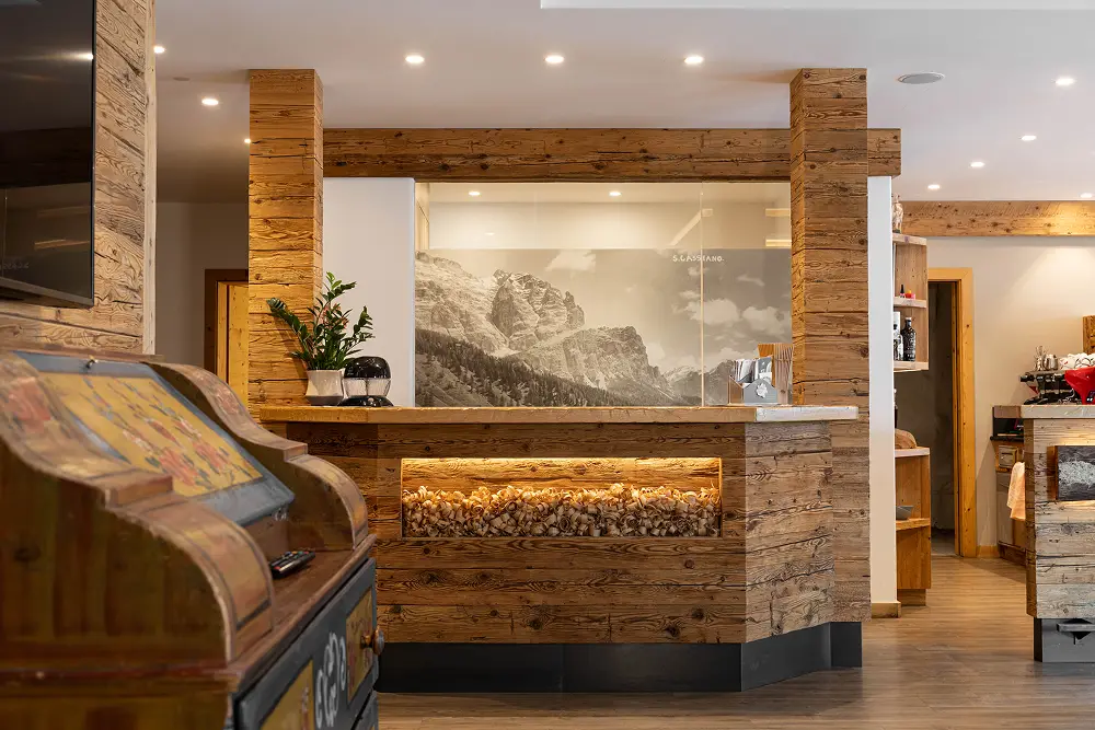 Elegante Rezeption im alpinen Stil im Farmhouse Plang in den Dolomiten.