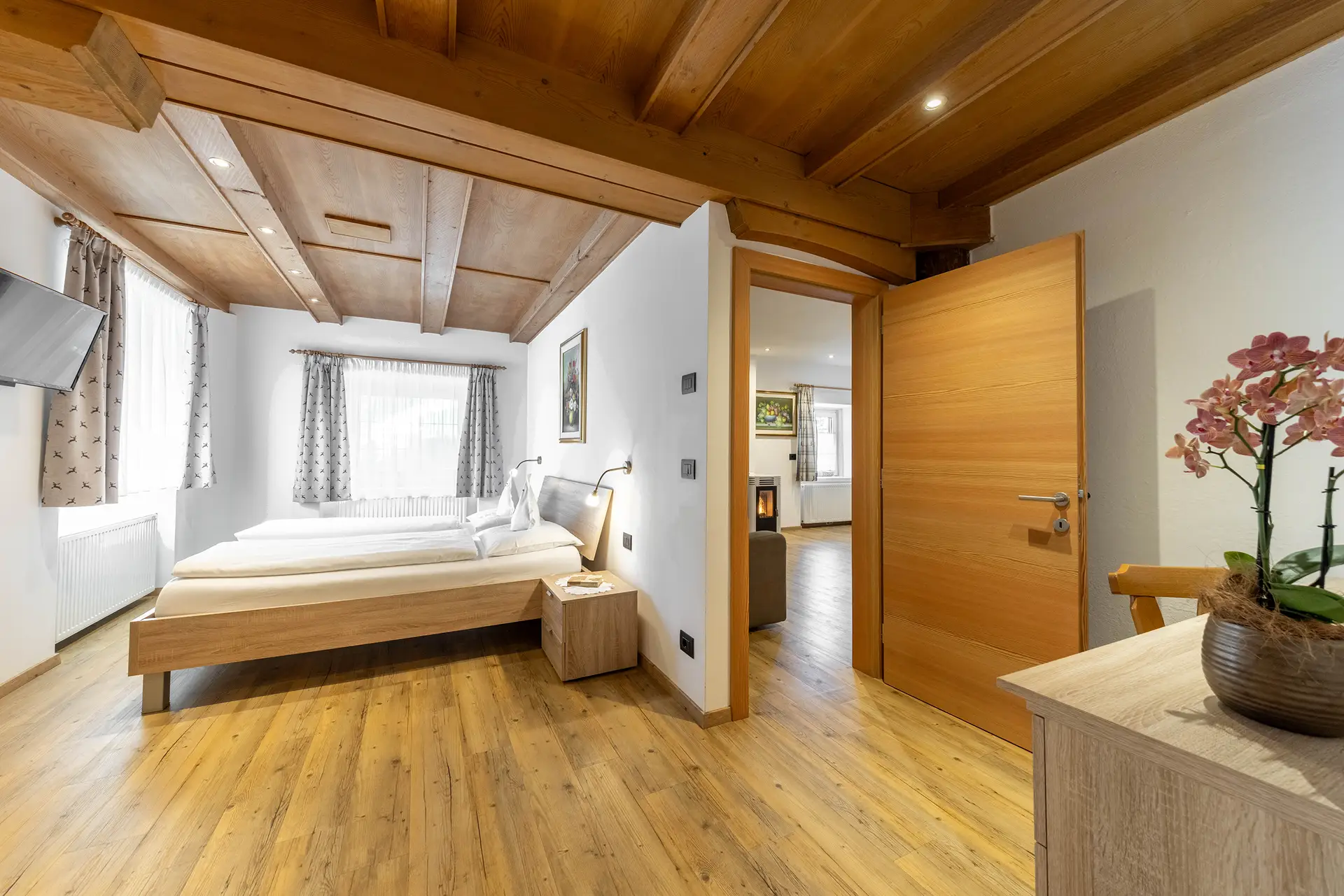 Sehr geräumiges Zimmer im Apartment Arnica im Farmhouse Plang in den Dolomiten.