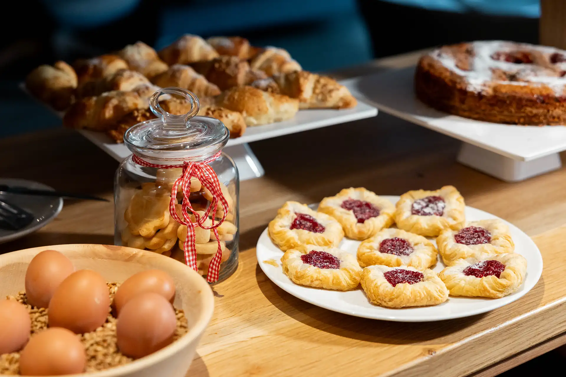 Frühstück mit lokalen Produkten in Alta Badia in den Dolomiten.