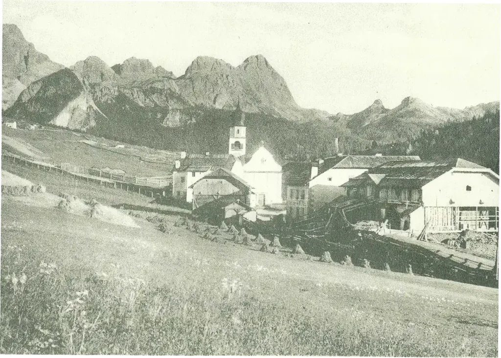 Historisches Schwarz-Weiß-Foto des Farmhouse Plang in den Dolomiten.