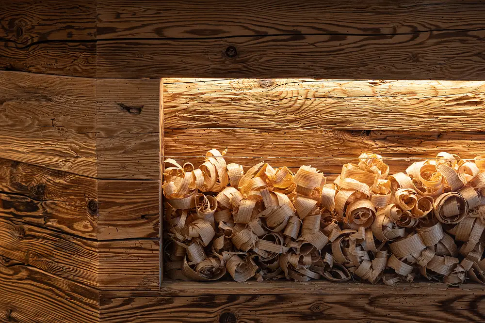 Detailaufnahme von Holzelementen im Farmhouse Plang in den Dolomiten.