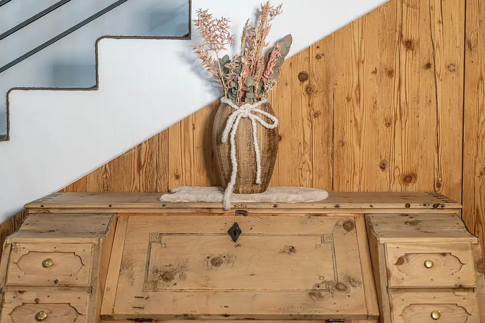 Traditionelles ladinisches Möbelstück im Farmhouse Plang in den Dolomiten.