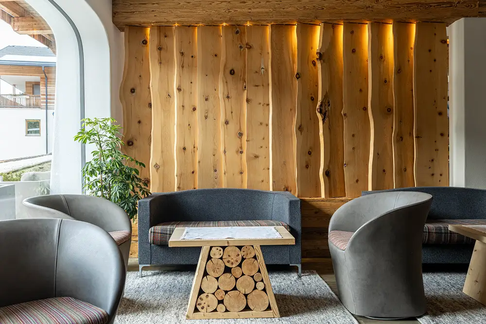 Moderne und alpine Gemeinschaftsbereiche im Farmhouse Plang in den Dolomiten.