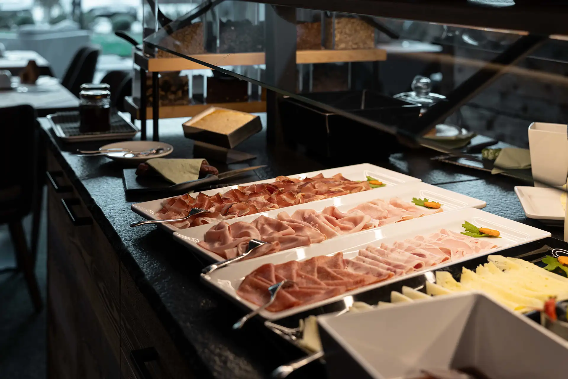 Frühstücksbuffet mit regionalen Produkten im Farmhouse Plang in den Dolomiten.