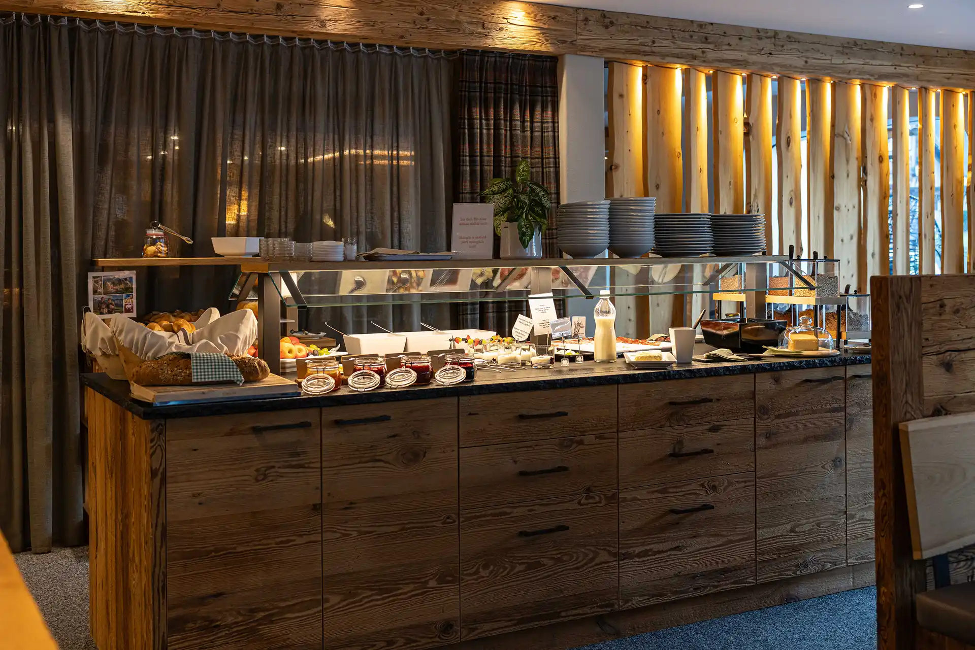 Frühstücksbuffet in alpinem Ambiente im Farmhouse Plang in den Dolomiten.