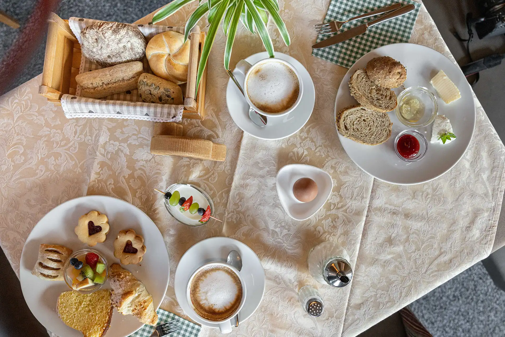 Frühstückstisch mit regionalen Produkten im Farmhouse Plang in den Dolomiten.